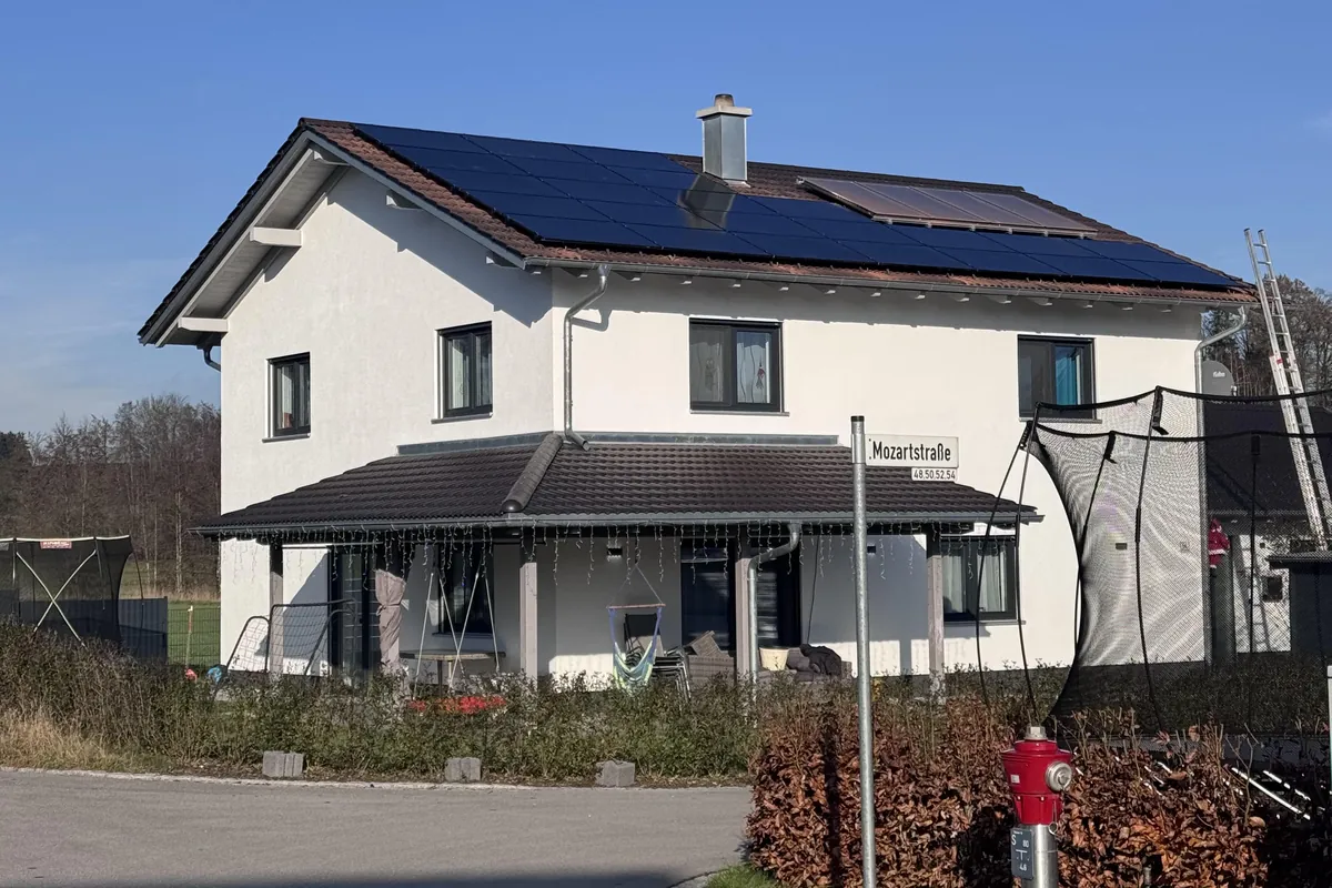 Einfamilienhaus mit vollbelegtem Photovoltaik-Dach, installiert von Solaris Elektrotechnik