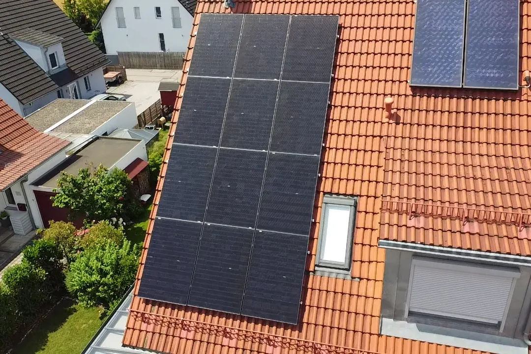 Luftaufnahme: Photovoltaikanlage auf einem Ziegeldach neben bestehender Solarthermie