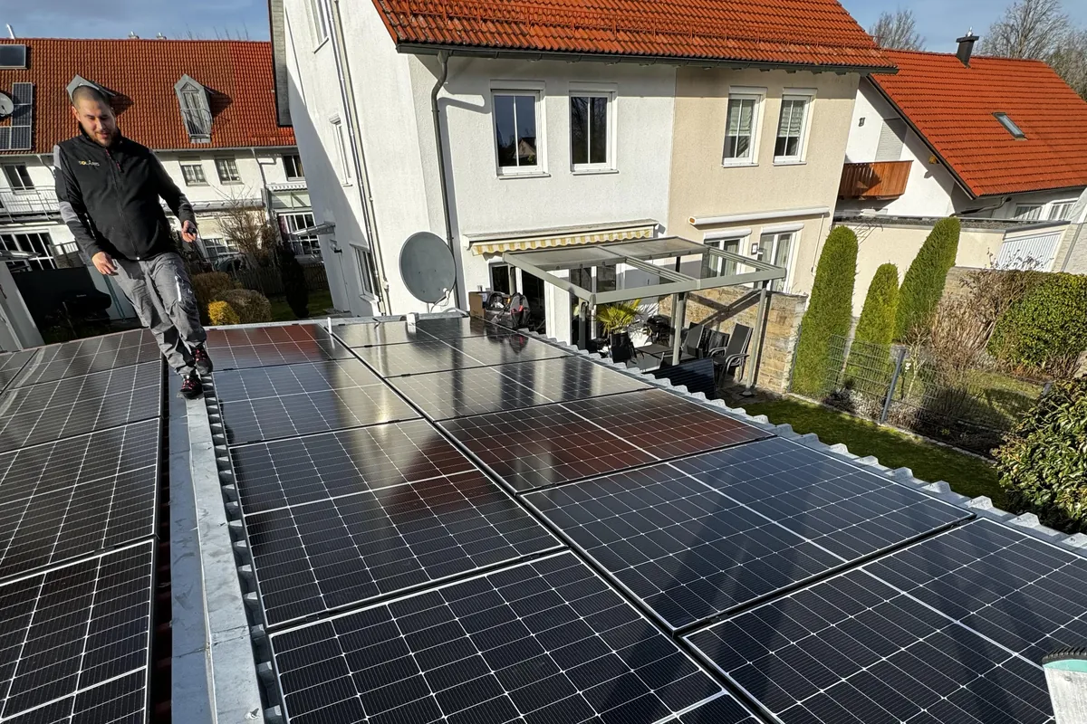 Solaris-Monteur bei der Modulmontage auf einem Flachdach