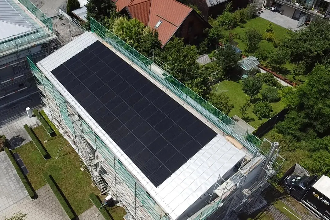 Gewerbegebäude mit großer Photovoltaikanlage, Solaris-Montageteam vor Ort