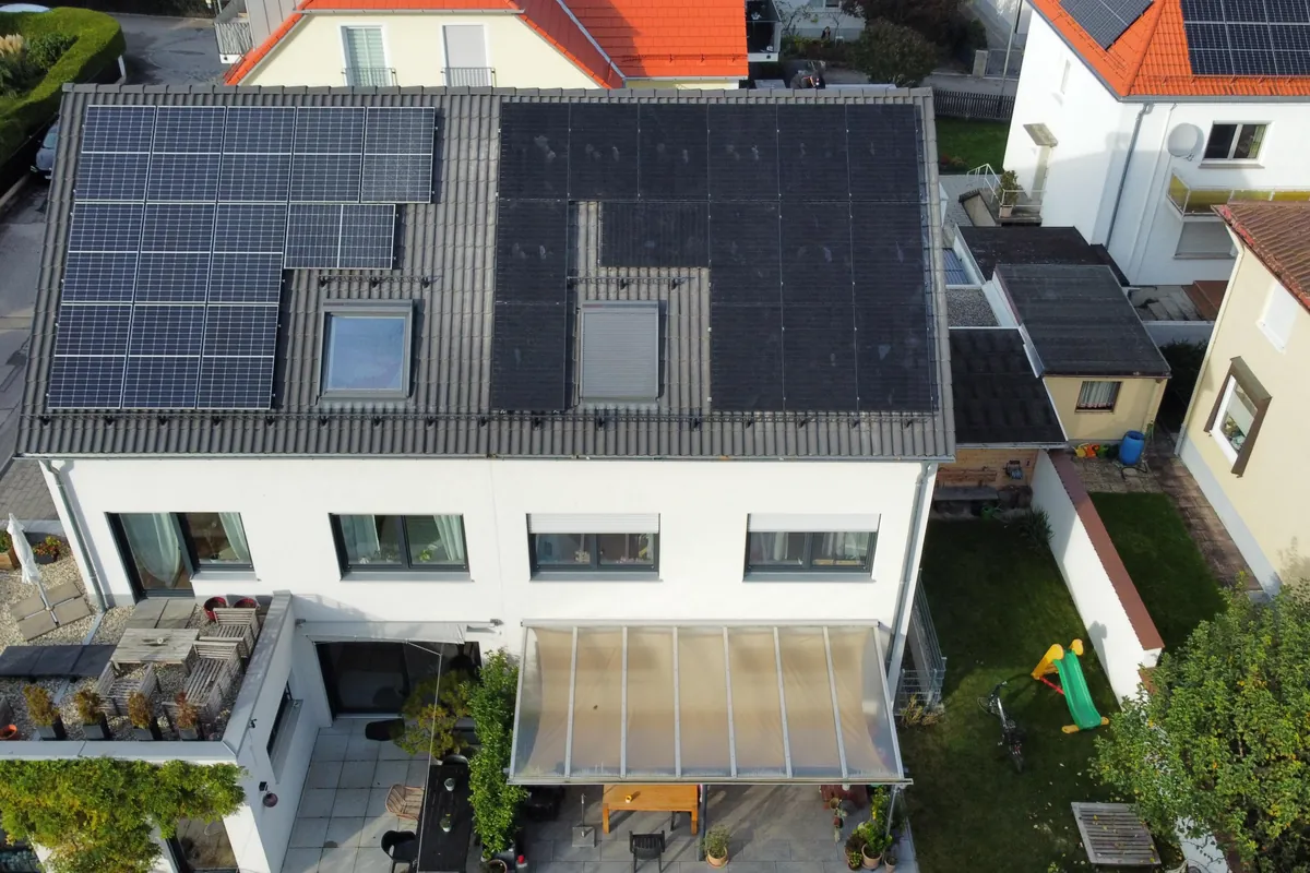Drohnenaufnahme: Doppelhaus mit zwei Photovoltaikanlagen auf beiden Dachhälften