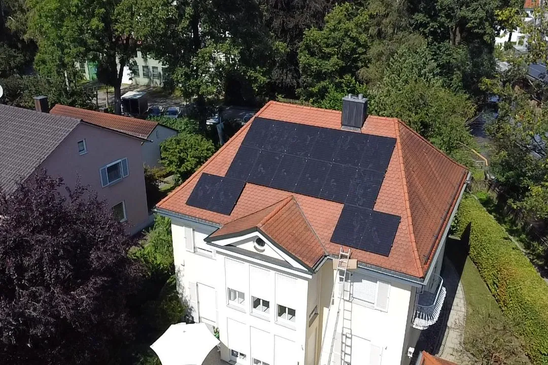 Villa mit Walmdach: Photovoltaik-Module um die Dachgauben verteilt