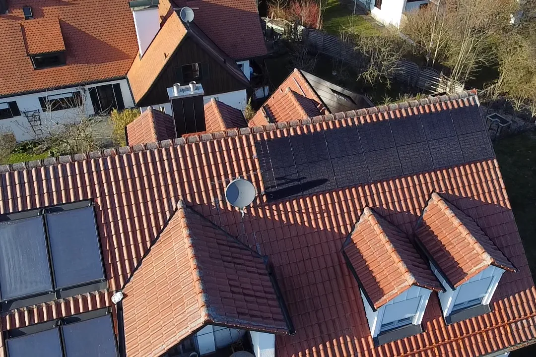 Ziegeldach mit neuer Photovoltaikanlage neben bestehender Solarthermie