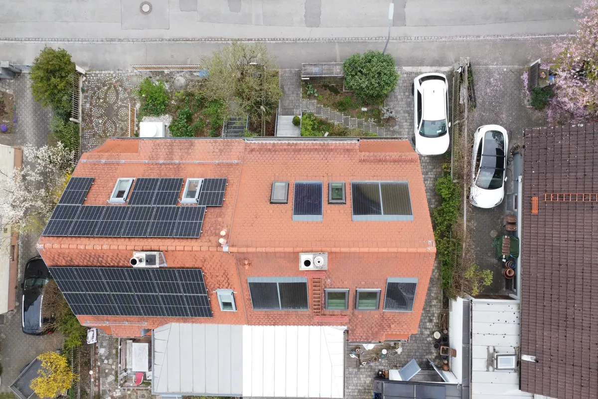 Draufsicht: Doppelhaus mit Photovoltaik-Feldern auf zwei Dachflächen