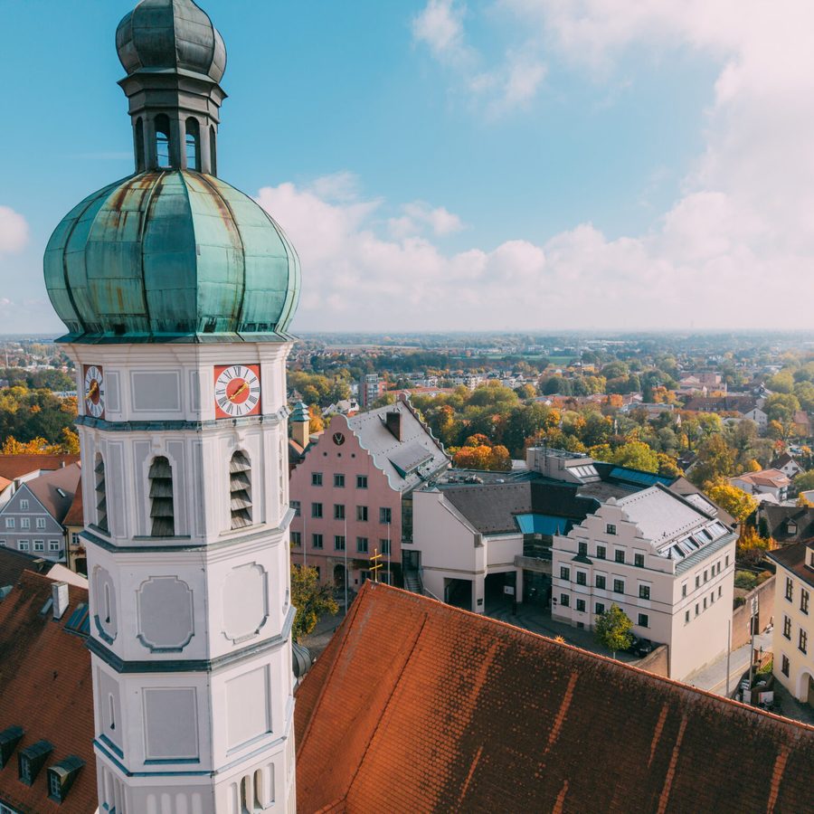 Die Dachauer Altstadt mit der Kirche St. Jakob an einem sonnigen Wintertag